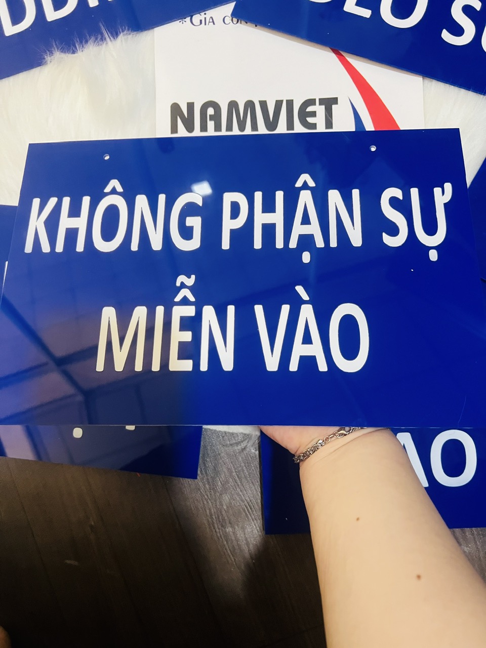 NHẬN SẢN XUẤT BẢNG MICA, BẢNG TÊN PHÒNG, BẢNG CHỈ DẪN THEO YÊU CẦU TẠI TP.HCM