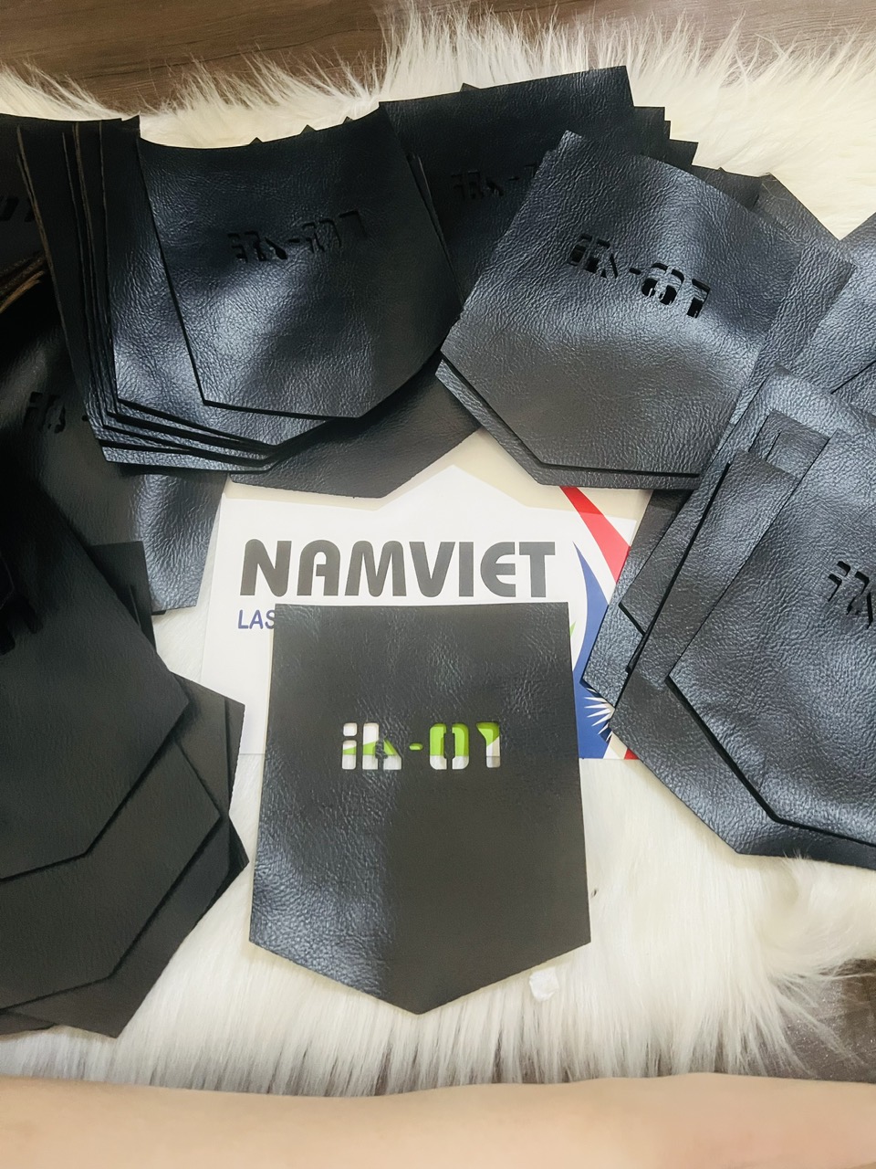 NHẬN CẮT DA – SIMILI THEO YÊU CẦU | HỖ TRỢ XƯỞNG MAY TẠO NÊN NHỮNG SẢN PHẨM CHỈN CHU, CHUẨN ĐẸP