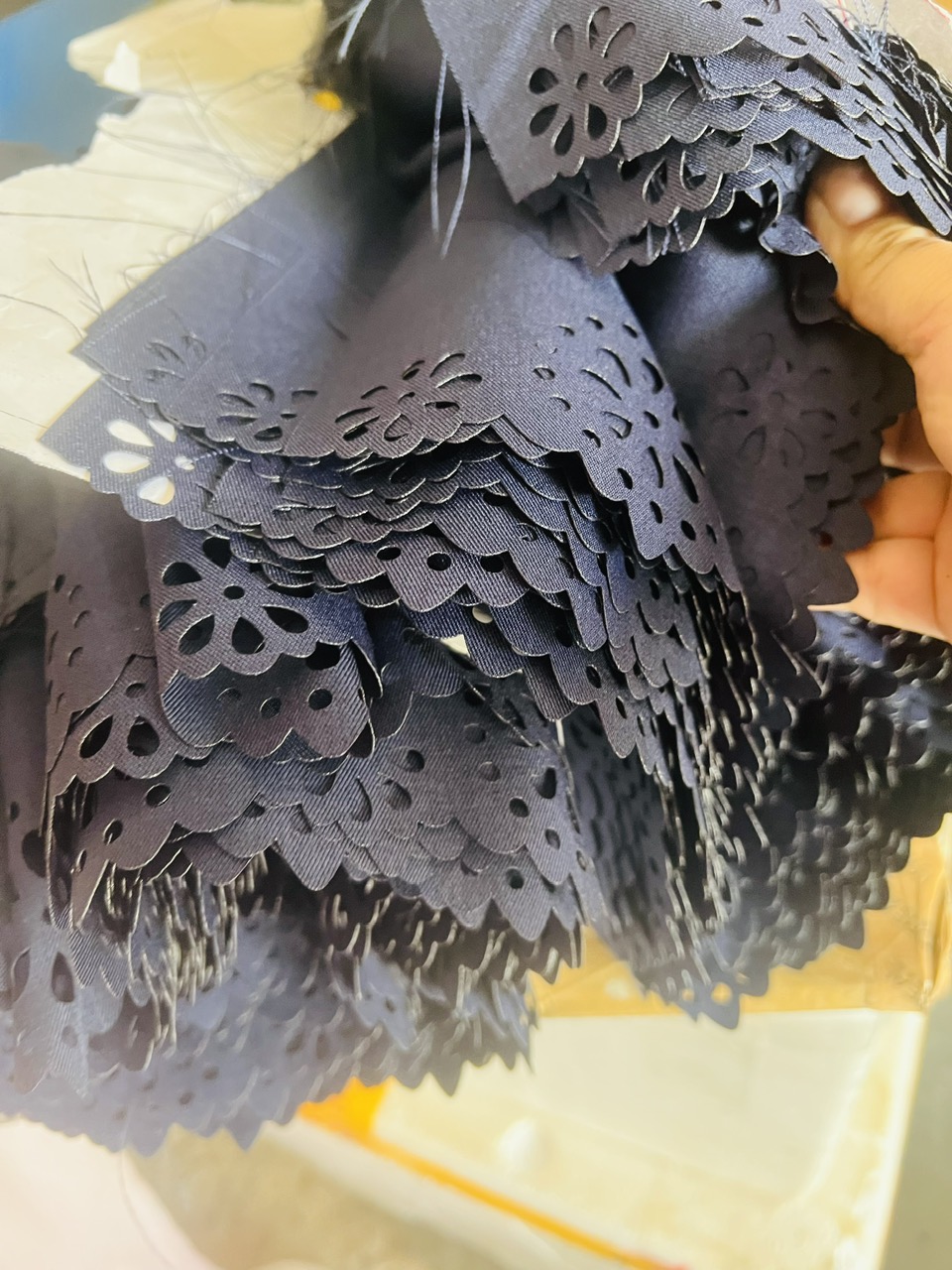 LASER NAM VIỆT VỪA XUẤT XƯỞNG ĐƠN HÀNG GIA CÔNG CẮT LASER CHÂN VÁY SỐ LƯỢNG LỚN