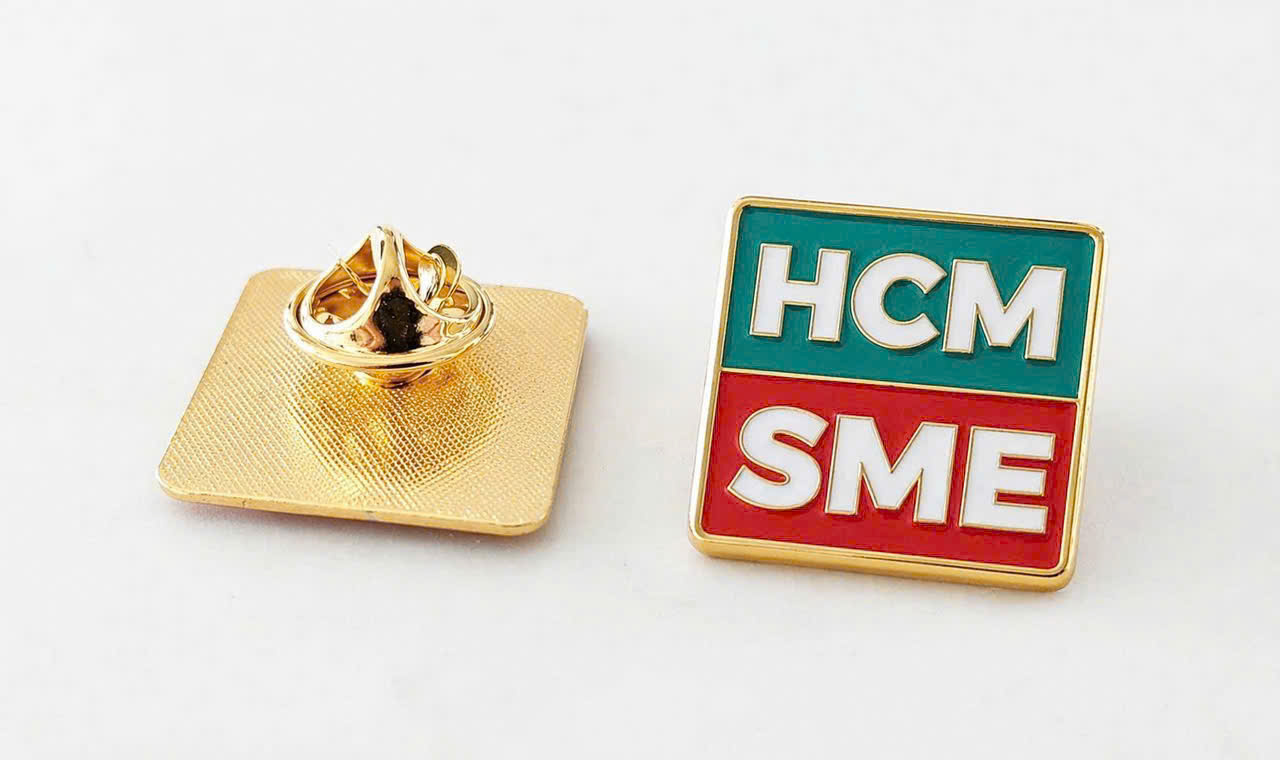 Dịch vụ cung cấp sticker kim loại có trâm cài theo yêu cầu – Giải pháp nhận diện thương hiệu chuyên nghiệp