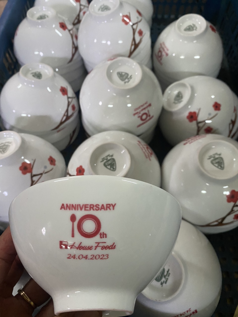 Khắc Laser Ly Sứ Lên Màu Theo Yêu Cầu – Giải Pháp Quà Tặng & Quảng Bá Thương Hiệu Hiện Đại