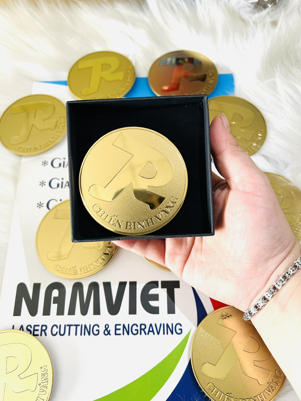 NHẬN SẢN XUẤT HUY HIỆU THEO YÊU CẦU CHO NHÃN HÀNG, GAME SHOW, HỘI NGHỊ, TẬP ĐOÀN – LASER NAM VIỆT