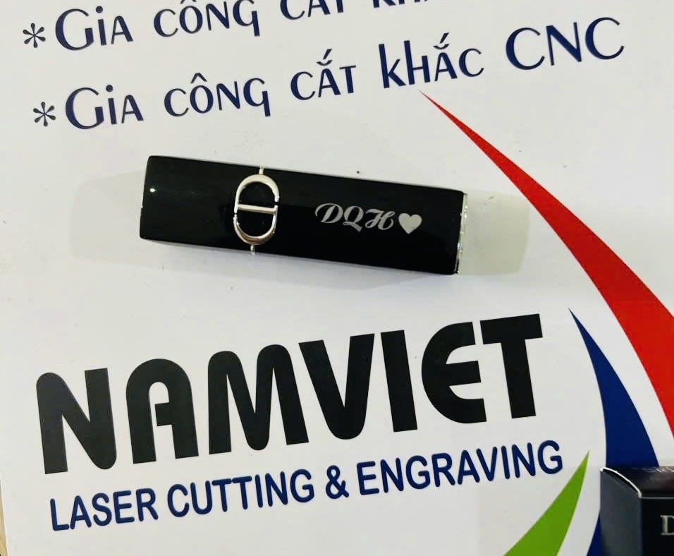 LASER NAM VIỆT NHẬN KHẮC LASER TRÊN VỎ SON THEO YÊU CẦU – TẠO DẤU ẤN RIÊNG CHO THƯƠNG HIỆU MỸ PHẨM